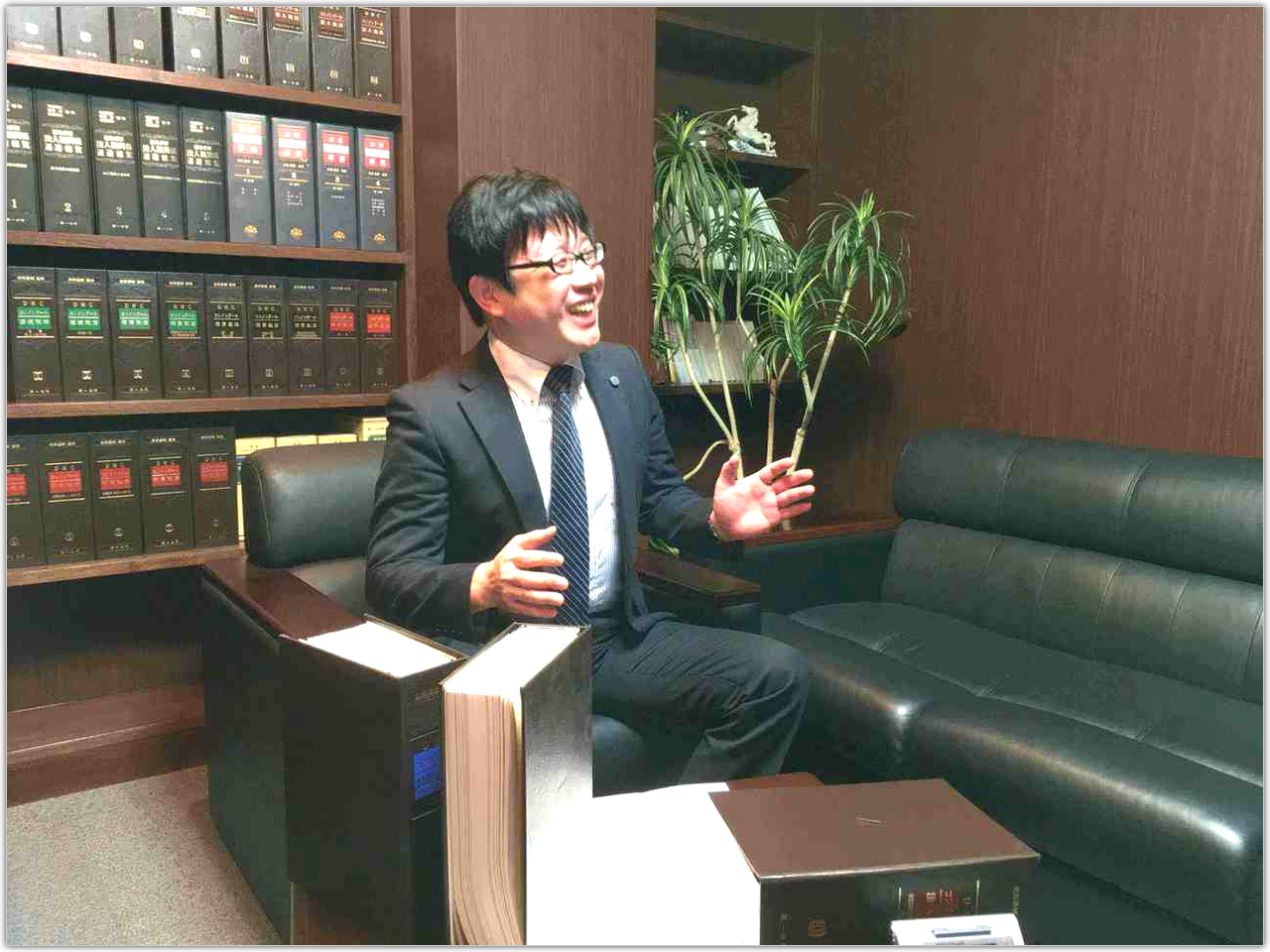 東京都内の風俗営業許可・風営法の手続きが専門の富岡行政法務事務所・風営法の手続き相談センターで、代表行政書士を務めている富岡勉です。